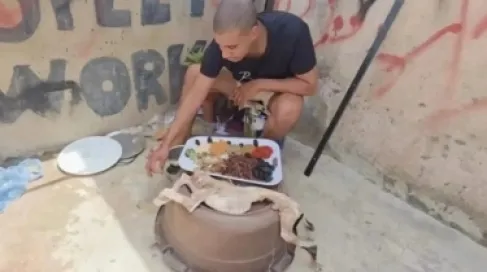 بدل الخروف.. بلوغر عربي يشوي كلباً ويفجّر غضب المتابعين