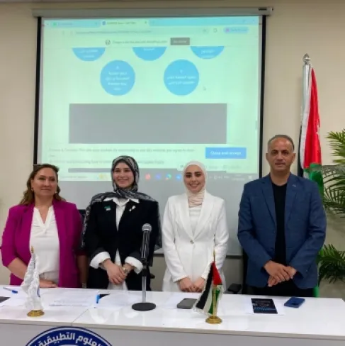 منى لؤي علي مسلم تنال درجة الامتياز في مشروع تخرجها بجامعة العلوم التطبيقية