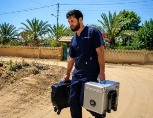 الطبيب الاردني الحنيطي يبيع حلم العيادة