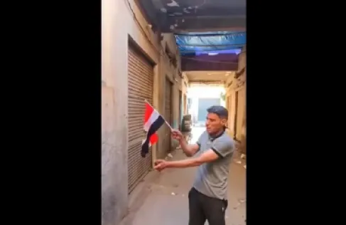 مصري يحرق علم بلاده.. والأمن يكشف تفاصيل الواقعة - فيديو