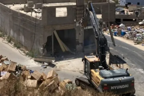 الاحتلال يهدم منازل ويشرّد عشرات الفلسطينيين بالضفة