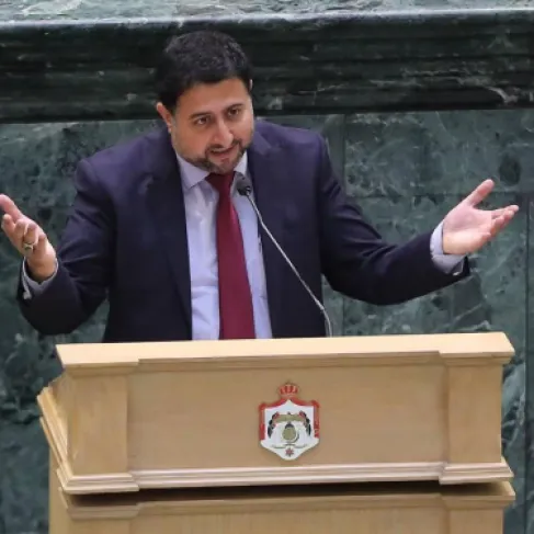 نائب ينتقد زيادة الرواتب : دينار واحد يومياً لا يكفي