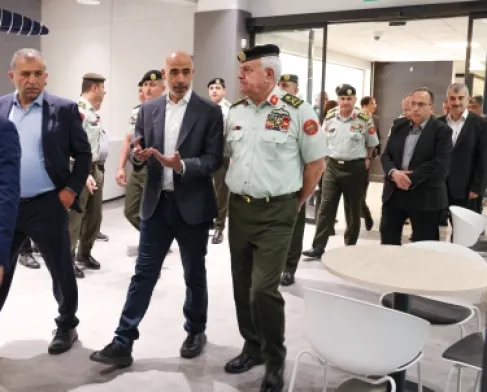 اللواء الركن الحنيطي يزور منصة زين للإبداع ومركز زين الإقليمي للبيانات