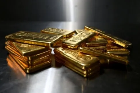 الذهب يتراجع لأدنى مستوى في 11 أسبوعا والنفط يواصل الارتفاع