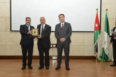 الدكتور علي الدباس يفوز بجائزة أفضل باحث في قسم القانون العام بجامعة البترا