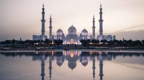 موقع بريطاني: إيران استهدفت مسجد الشيخ زايد في أبوظبي بصواريخ ومسيرات