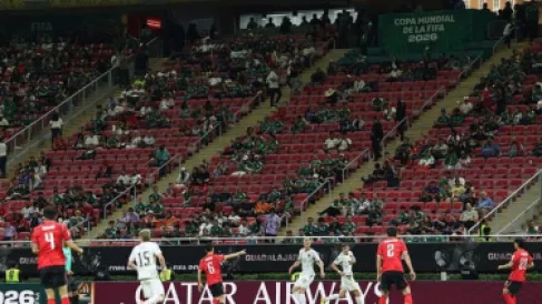 مشهد نادر ومُحرج في كأس العالم.. مقاعد فارغة بلا جمهور