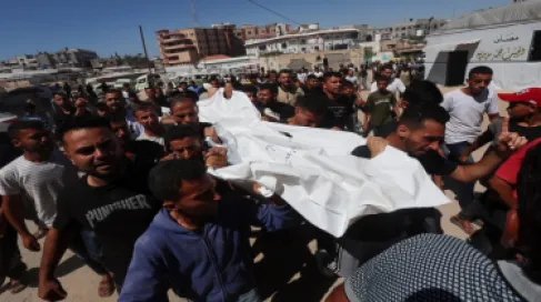 شهيد وإصابتان بقصف مسيرة للاحتلال وسط قطاع غزة