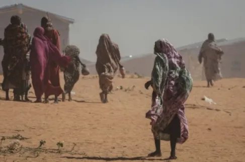 الطعام مقابل الجنس.. انتهاكات مروعة بمخيمات النزوح على حدود السودان