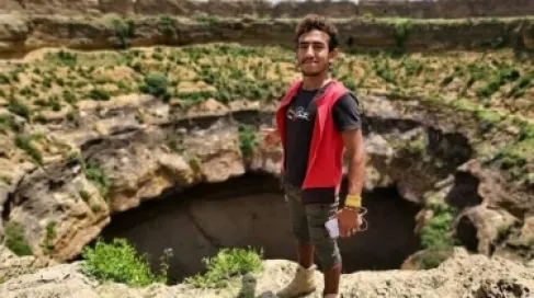 انتشال جثمان سبايدر مان اليمن بعد سقوطه في فوهة بركانية
