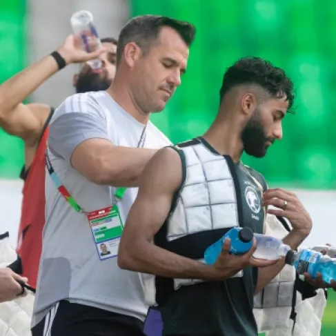 لمواجهة درجات الحرارة المرتفعة.. المنتخب السعودي يستعين ببدلات ثلجية
