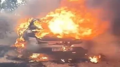 مستوطنون يحرقون ويحطمون 5 مركبات ويحاولون إحراق مسجد في رام الله
