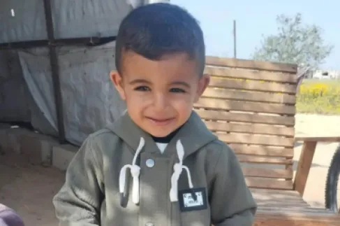 كمين في منطقة آمنة.. الاحتلال يقتل طفلا بالرصاص أمام والده بغزة
