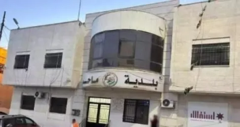 بلدية ماحص تُفند ادعاءات موقع إخباري وتؤكد قانونية إجراءات ترخيص مبنى في حي البلد