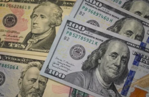 الدولار يقترب من أدنى مستوى في 10 أيام