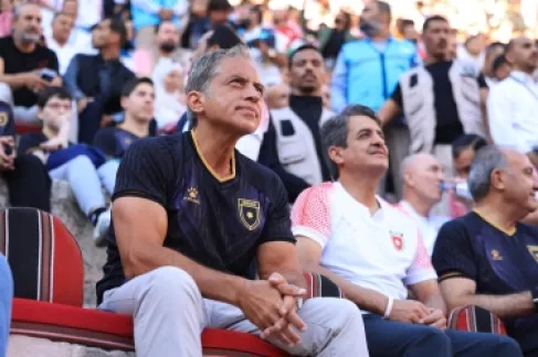 رئيس الوزراء يتابع مباراة النشامى والنمسا بين الجماهير في المدرج الروماني