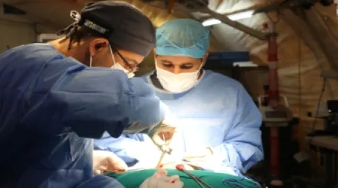 المستشفى الميداني الأردني جنوب غزة/10 يجري عملية نوعية لاستئصال ورم ضخم في الرقبة