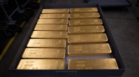 الذهب يعوض خسائره مع تراجع النفط بعد توقيع اتفاق إيران