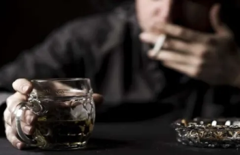 عواقب خطيرة للجمع بين الكحول والتدخين