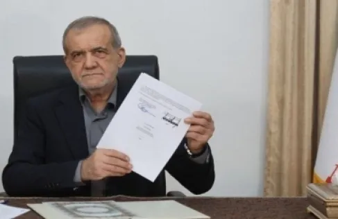 توقيعا ترمب وبزشكيان جنبا إلى جنب على وثيقة تاريخية