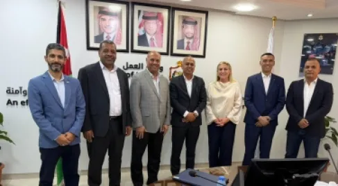 توقيع عقد عمل جماعي لتحسين المزايا الوظيفية لـ 208 عاملا وعاملة
