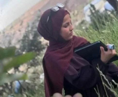 تكريم الطالبة الراحلة جمانة البريزات تقديراً لتميزها في البرلمان الطلابي