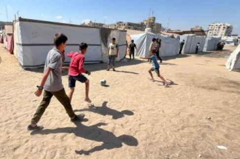 فيديو من غزة.. طفل بلا ساقين يلعب كرة القدم