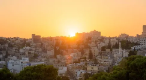 أجواء دافئة نهاراً وبرودة ليلية.. والمعاطف ما زالت رفيق الفجر في الأردن