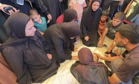 4 شهداء من عائلة واحدة بقصف شقة بغزة والاحتلال يوسع الخط الأصفر ببيت لاهيا