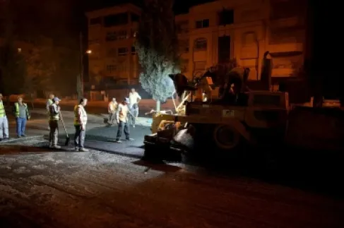 الأمانة تباشر أعمال تعبيد ليلية لشوارع رئيسية