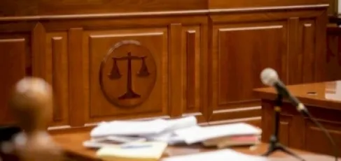 استغل نومها وانقض عليها بالطعنات.. الجنايات الكبرى تقضي بإعدام أردني شنقاً لقتله شقيقته