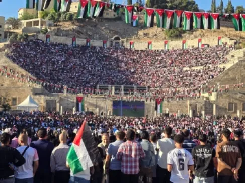 المدرج الروماني يواصل استقبال المشجعين خلال مباراة النشامى والجزائر