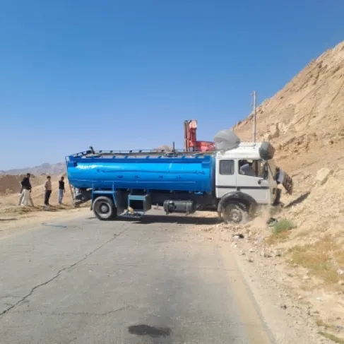 إعادة فتح طريق الكرك-الأغوار بعد تدهور تنك مياه في منطقة الخرزة