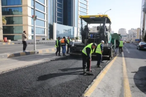 أمانة عمان تباشر أعمال تعبيد لعدد من الشوارع الرئيسية مساء الاثنين