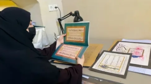 فتاة افغانية تكتب القرآن الكريم كاملاً بخط يدها .. وتُعلّم فن الخط للنساء