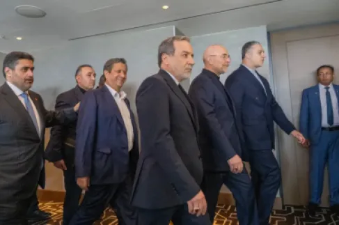 بعد أنباء مغادرة الوفد الإيراني.. نفي أمريكي لتوقف محادثات سويسرا