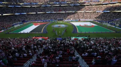 انطلاق مباراة الأردن والجزائر وسط حضور جماهيري كبير