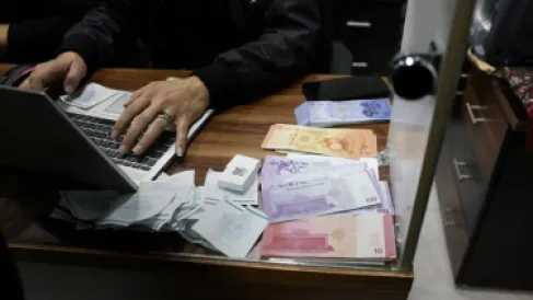 بلبلة بين السوريين حول العملة القديمة.. المحلات لا تأخذها