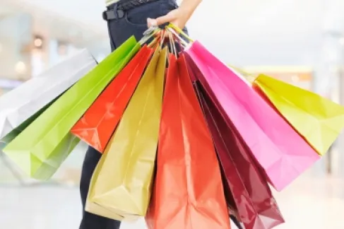 كيف يؤدي شعورك بالوحدة إلى زيادة هوسك بالتسوق؟