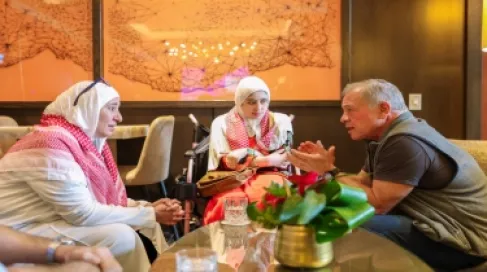 الملك يلتقي سيدة أردنية في كاليفورنيا ويدعوها لزيارة المملكة على نفقته الخاصة