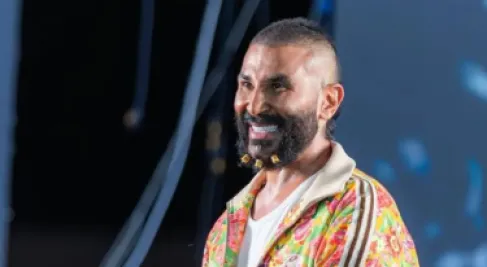 بعد موجة جدل.. أحمد سعد يتخلى عن لوك (الفرفوش) - فيديو