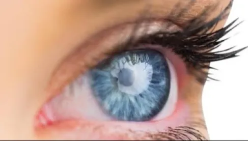 ومضات وبقع أمام العين قد تكون جرس إنذار.. خبراء يحذرون من تجاهلها