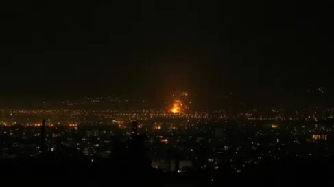 إيران تعلن هجوماً مضاداً بعد استهداف جزيرة سيريك وتتوعد برد جديد