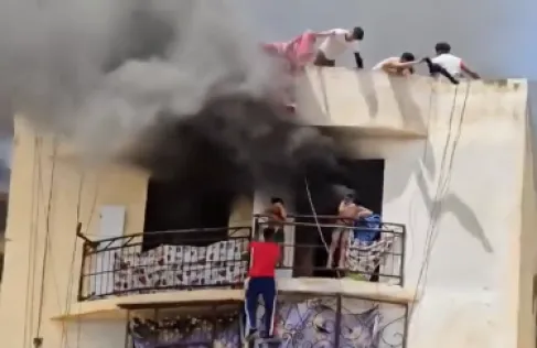 شاب جزائري يتسلق 10 طوابق لإنقاذ طفلين من حريق  - فيديو