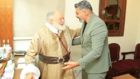 ياسر جلال يقبّل يد يحيى الفخراني بعد «الملك لير»