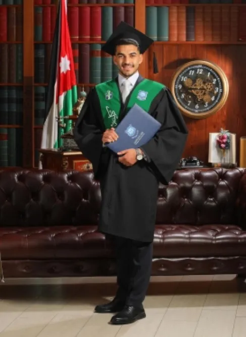 محمد هايل العمرو.. مبارك تخرجك من جامعة عمان الأهلية  وحصولك على درجة البكالوريس في الحقوق بدرجة امتياز 