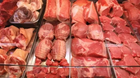 اللحوم الحمراء وعلاقتها المقلقة بتفاقم التهاب الأمعاء