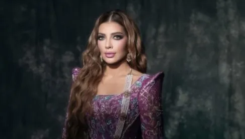 أصالة تخلع حذاءها على المسرح وتفاجئ الجمهور: هذا ليس شعري