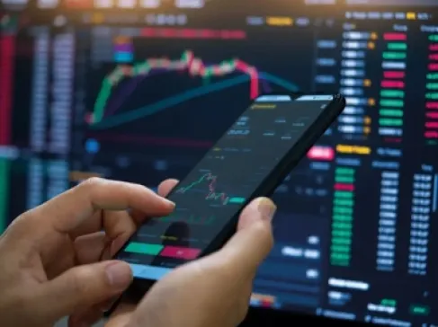 كيف يقارن المتداولون في الأردن بين الوسطاء من حيث شروط التداول وجودة المنصة