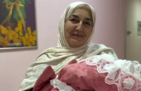 أذربيجان.. امرأة ترزق بمولودها الأول في عمر الـ 63 !